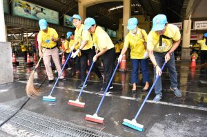 รองเลขาธิการคณะรัฐมนตรี ร่วมกิจกรรมจิตอาสาพัฒนาปรับภูมิทัศน์ ทำความสะอาดบริเวณเส้นทางรถไฟ ถวายพระราชกุศลและน้อมรำลึกในพระมหากรุณาธิคุณเนื่องในวันคล้ายวันสวรรคตพระบาทสมเด็จพระจุลจอมเกล้าเจ้าอยู่หัว บริเวณสถานีรถไฟหัวลำโพง