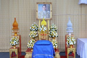 พิธีสวดพระพุทธมนต์และทำบุญตักบาตรถวายพระราชกุศล เนื่องในวันนวมินทรมหาราช 13 ตุลาคม 2566