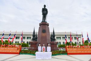 พิธีวางพุ่มดอกไม้ถวายราชสักการะพระบรมราชานุสาวรีย์พระบาทสมเด็จพระปรเมนทรมหาอานันทมหิดล  พระอัฐมรามาธิบดินทร เนื่องในโอกาสวันคล้ายวันพระบรมราชสมภพครบ ๑๐๐ ปี ณ พระบรมราชานุสาวรีย์ฯ เชิงสะพานพระราม ๘